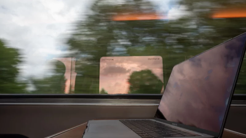 Meetings in der &Ouml;ffentlichkeit k&ouml;nnen zum Problem werden - denn hier k&ouml;nnten sensible Daten preisgegeben werden. - &copy; Christophe Gateau/dpa