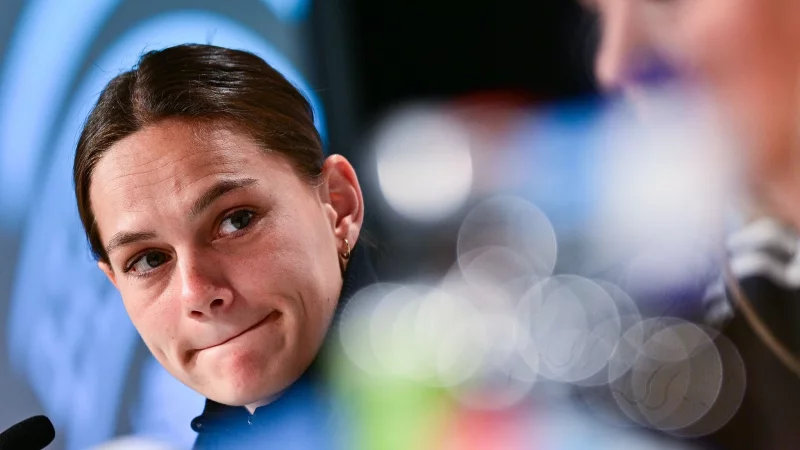 Und jetzt Frankreich: Giovanna Hoffmann setzt auf einen Sieg. - © Sebastian Christoph Gollnow/dpa