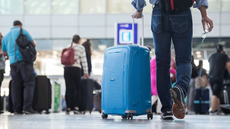 Passen die Maße? Zu großes Handgepäck kann für Passagiere teuer werden. - © Silas Stein/dpa/dpa-tmn