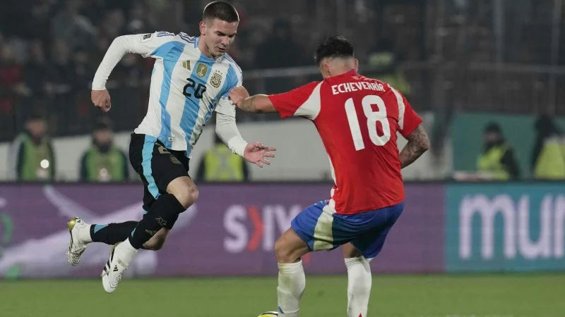 Franco Mastantuono (l.) wechselt für eine Rekordsumme zu Real Madrid. - © Luis Hidalgo/AP/dpa