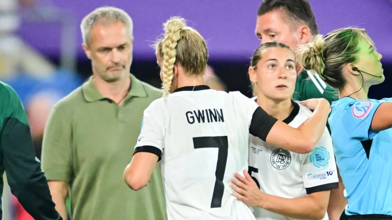 Carlotta Wamser (r) vertritt nun Giulia Gwinn. - &copy; Sebastian Christoph Gollnow/dpa