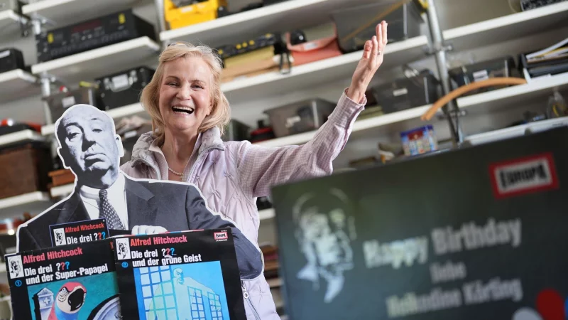 Heikedine Körting, Hörspielregisseurin und Chefin der Firma Europa, im Geräuscharchiv des Labels. (Archivbild) - © Marcus Brandt/dpa