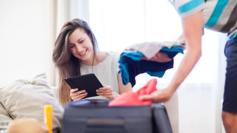 Ob auf Papier oder digital: Für den Krankheitsfall sollten Reisende eine Notfallmappe mit wichtigen Telefonnummern und Unterlagen vorbereiten. - © Christin Klose/dpa-tmn