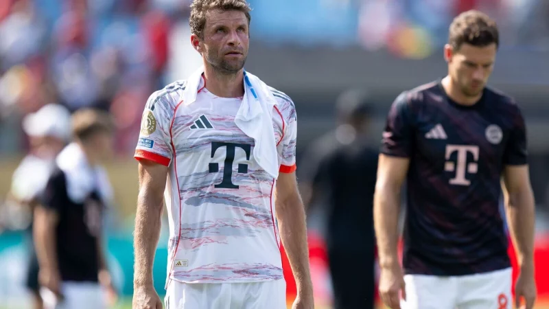 Weiter geht\\\'s: Thomas Müller nach dem Spiel mit einem kühlenden Handtuch im Nacken. - © Sven Hoppe/dpa