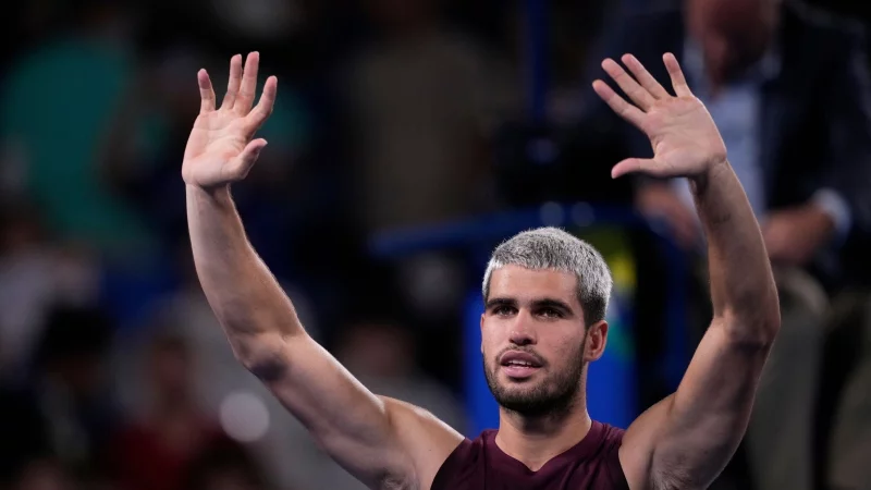 Carlos Alcaraz feiert in Tokio seinen achten Titel in diesem Jahr. - &copy; Louise Delmotte/AP/dpa