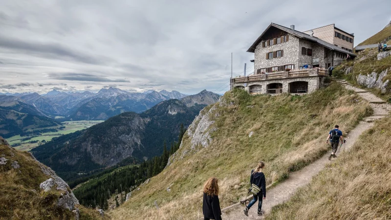 Hütte in Sicht: Doppelreservierungen sollten Wanderer unbedingt vermeiden - sie sind unfair gegenüber anderen Gästen und den Hüttenteams. - © Nicolas Armer/dpa/dpa-tmn