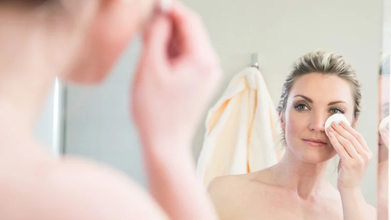 &laquo;&Ouml;ko-Test&raquo; hat 22 Gesichtswasser getestet. Erfreulich: Auch g&uuml;nstige Produkte hielten im Labor, was sie versprachen. - &copy; Christin Klose/dpa-tmn