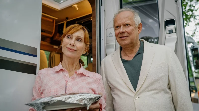 Kann das gut gehen? Statt einer Auszeit im Hotel genie&szlig;t Gundula (Andrea Sawatzki, l.) mit Gerald (Axel Milberg, r.) ein romantisches Zusammensein auf dem Campingplatz. - &copy; Adrian Gross/ZDF/dpa