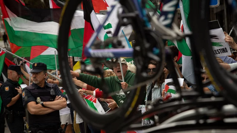 W&auml;hrend der Rundfahrt gab es immer wieder gro&szlig;e Proteste. (Archivbild) - &copy; Adri&aacute;n Irago/EUROPA PRESS/dpa