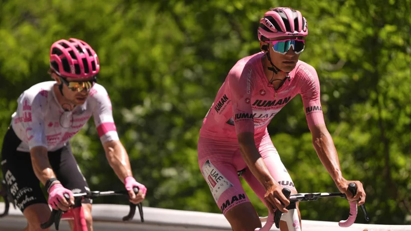 Lässt sich nicht abhängen: Der Mexikaner Isaac del Toro. - © Marco Alpozzi/LaPresse/AP/dpa