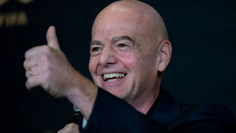 Daumen hoch: FIFA-Präsident Gianni Infantino ist begeistert von der Club-WM. - © Sven Hoppe/dpa