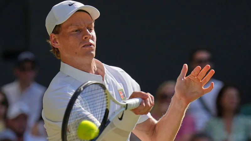 Jannik Sinner erreicht das Wimbledon-Finale gegen Carlos Alcaraz. - © Kin Cheung/AP/dpa