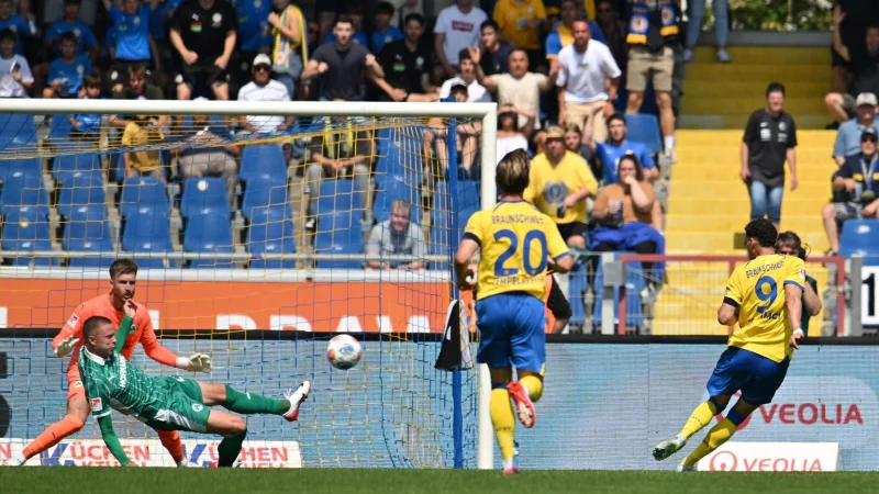 Brachte Eintracht Braunschweig in F&uuml;hrung: Erencan Yardimci (r) - &copy; Swen Pf&ouml;rtner/dpa