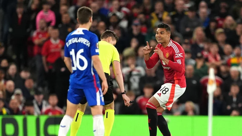 Casemiro (r) erzielte das 2:1 für Manchester United gegen Athletic Bilbao. - © Martin Rickett/PA Wire/dpa