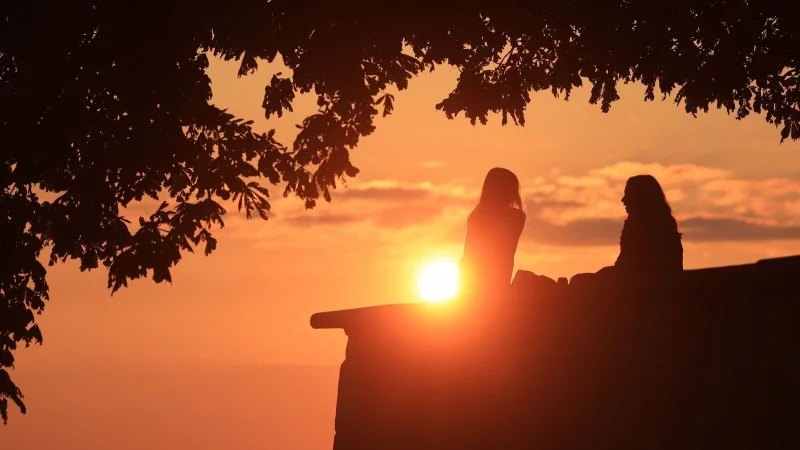 Wenn zwei Menschen sich treffen, aber nur einer redet, ist echte Kommunikation schwierig. Doch auch als Zuh&ouml;rer hat man etwas zu sagen - und kann dem anderen sogar helfen. - &copy; Karl-Josef Hildenbrand/dpa/dpa-tmn