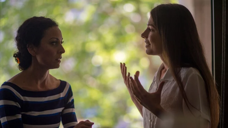 Viele kennen Situationen, in denen das Gegen&uuml;ber in einen Redeschwall verf&auml;llt. Das ist oft keine Unh&ouml;flichkeit oder Desinteresse - sondern ein Mangel an echtem Kontakt. - &copy; Klaus-Dietmar Gabbert/dpa-tmn