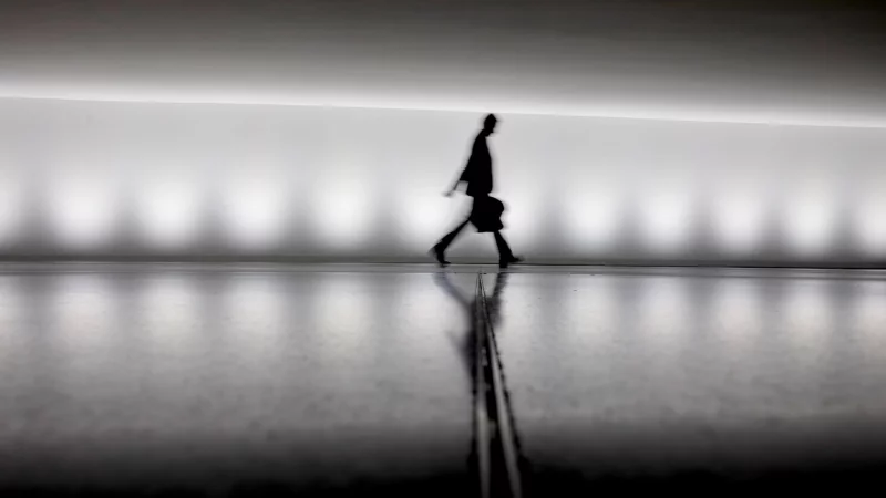 Wenn Angst ein unsichtbarer Begleiter bei der Arbeit ist, sollte man herausfinden, was genau die Stressoren sind, so Expertin Muschalla. - © Christoph Soeder/dpa/dpa-tmn