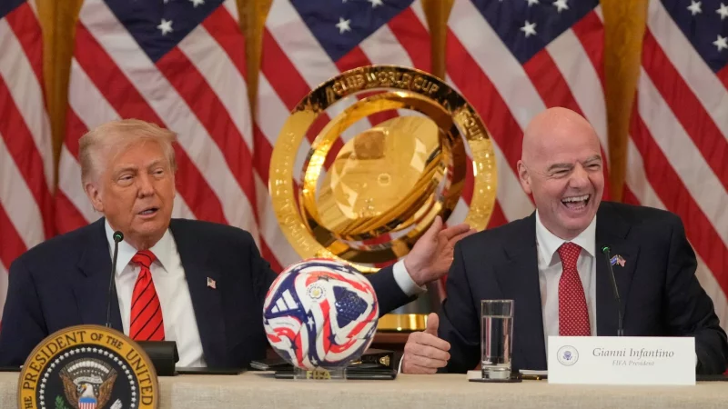 US-Präsident Donald Trump und FIFA-Präsident Gianni Infantino bei einem Termin im Weißen Haus. - © Mark Schiefelbein/AP/dpa