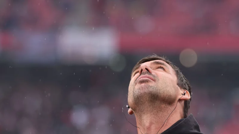 Leipzigs Trainer Zsolt L&ouml;w blickt in den Himmel - &copy; Jan Woitas/dpa