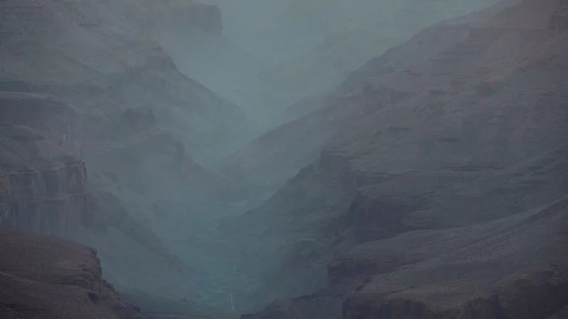 Der Rauch des Dragon Bravo Feuers zieht im Grand Canyon National Park in Arizona vom North Rim den Grand Canyon hinunter. - © Ross D. Franklin/AP/dpa-tmn