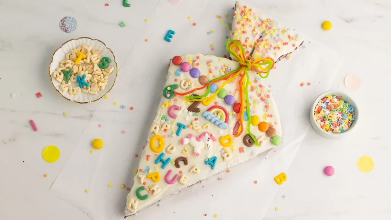 Den leckeren und bunten Schultütenkuchen gibt es neben der Schultüte am Nachmittag zur Schuleinführungsfeier. - © Kathrin Runge/backenmachtgluecklich.de/dpa-tmn