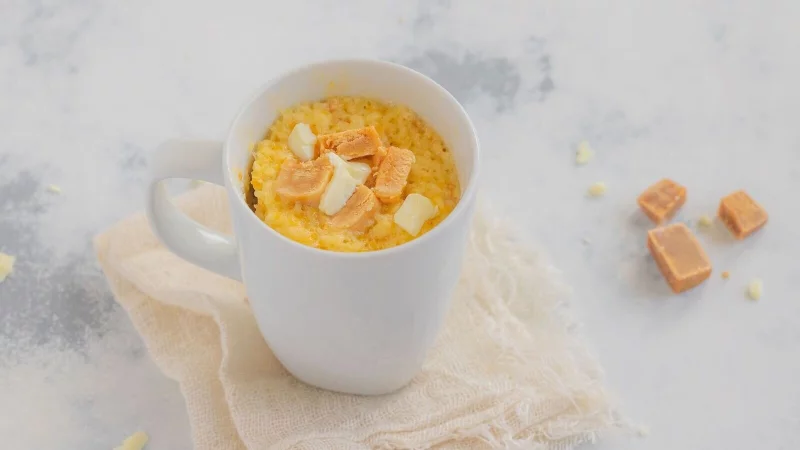 Dieser Tassenkuchen mit weißer Schokolade und Karamell von Back-Bloggerin Kathrin Runge steht innerhalb von ein paar Minuten auf dem Tisch. - © Kathrin Runge/backenmachtguecklich.de/dpa-tmn