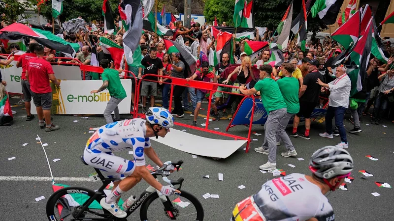 Nur mit viel Mühe können die Sicherheitskräfte die Demonstranten zurückhalten. - © Miguel Oses/AP/dpa