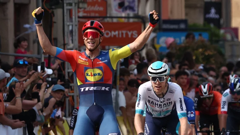 Jonathan Milan gewann die zweite Dauphiné-Etappe im Sprint. - © Anne-Christine Poujoulat/AFP/dpa