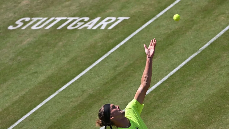 Alexander Zverev trennen bei seiner ersten Stuttgart-Teilnahme seit 2019 noch zwei Siege vom Titel. - © Marijan Murat/dpa