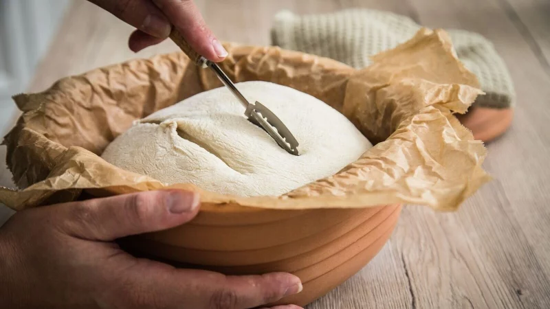 Sauerteig f&uuml;r Weizenbrot kann im R&ouml;mertopf gebacken werden und wird vor dem Backen eingeschnitten. - &copy; Christin Klose/dpa-tmn
