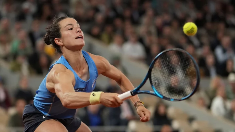 Lois Boisson schreibt in Paris weiter an ihrem Tennis-Märchen. - © Christophe Ena/AP/dpa