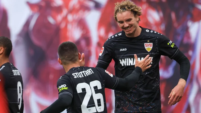 Stuttgarts Spieler Nick Woltemade (r) und Deniz Undav jubeln nach dem 2:2 in Leipzig. - © Jan Woitas/dpa
