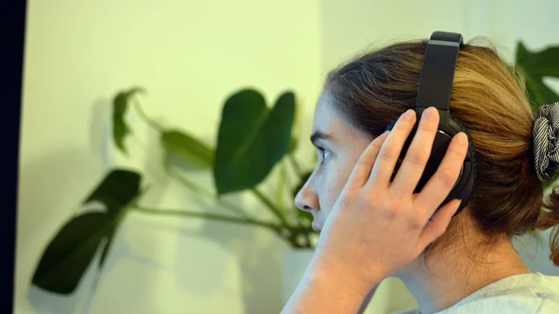 Auch zu Hause tragen viele Menschen Kopfh&ouml;rer. - &copy; Sophia Reddig/dpa