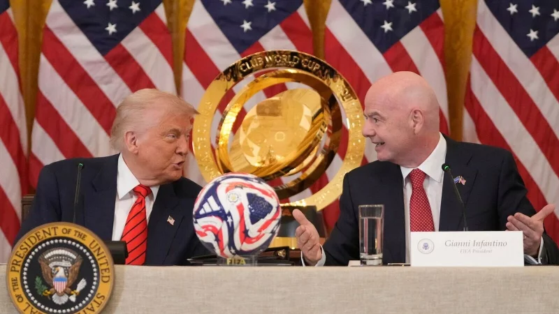 Das Männerbündnis zwischen Trump (l.) und Infantino (r.) sorgt für Diskussionen. - © Mark Schiefelbein/AP/dpa