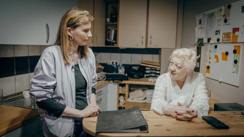 Reporterin Lisa Altmeier (l) spricht in einem Berliner Bordell mit Hausdame Maria. - &copy; 3sat/dpa