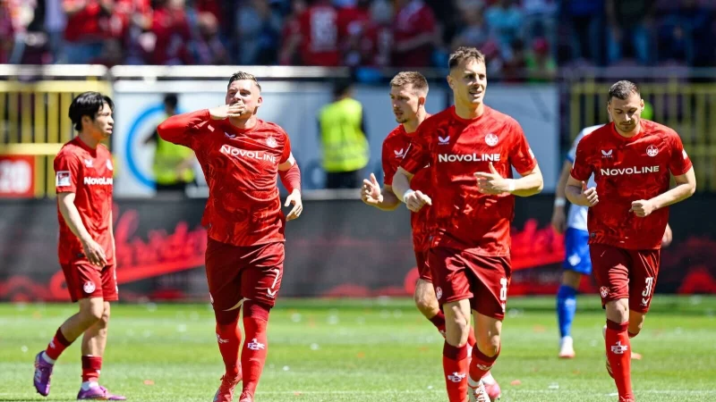 Torschütze Marlon Ritter (2.v.l.) darf mit dem 1. FC Kaiserslautern weiter auf den Relegationsplatz hoffen. - © Uwe Anspach/dpa
