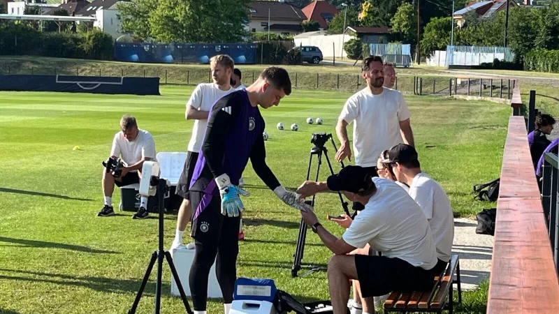 Bereit f&uuml;r seinen Einsatz: U21-Ersatztorh&uuml;ter Tjark Ernst. - &copy; Christian Kunz/dpa