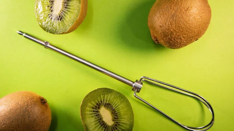 Lässt sich eine Kiwi mit einem Rührbesen-Aufsatz einfach schälen und in Stückchen teilen? - © Christin Klose/dpa-tmn