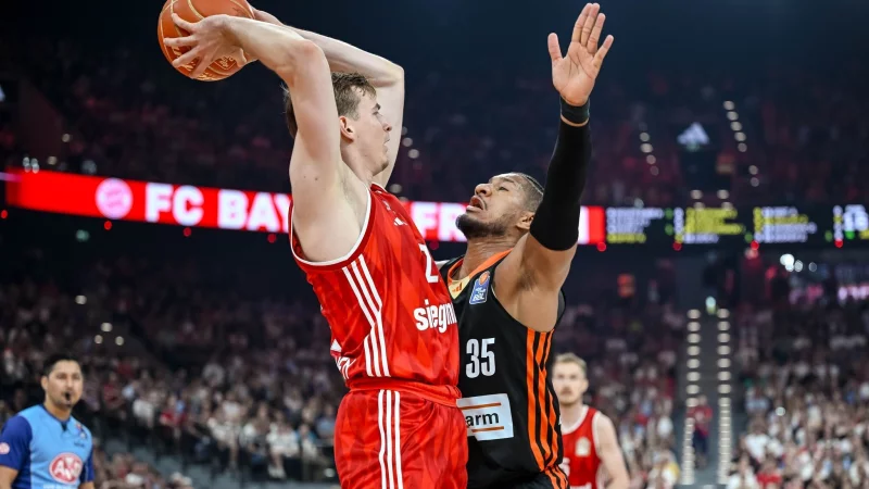 Der FC Bayern München um Justus Hollatz (l) und Ratiopharm Ulm mit Karim Jallow lieferten sich eine packende dritte Final-Partie. - © Harry Langer/dpa