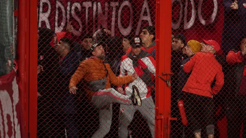 Wütende Fans: Bei der Copa Sudamericana kam es zu Auseinandersetzungen. - © Gustavo Garello/AP/dpa