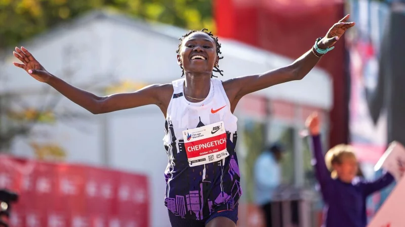 Ruth Chepngetich lief in Chicago als erste Frau einen Marathon unter 2:10 Stunden. - © Tess Crowley/Chicago Tribune/AP/dpa