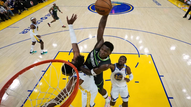 Minnesotas Anthony Edwards (M) trumpfte gegen Golden State vor allem nach der Pause auf. - © Godofredo A. Vásquez/AP/dpa