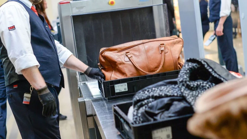 Sicherheitskontrollen dauern manchmal länger, deshalb sollte man besser zwei bis drei Stunden vor dem geplanten Abflug am Flughafen sein. - © Jens Kalaene/dpa-Zentralbild/dpa-tmn