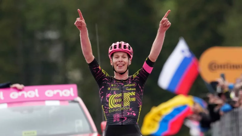 Beim Giro 2024: Georg Steinhauser bejubelt seinen ersten Etappensieg. - © Gian Mattia D\\\'Alberto/LaPresse/AP/dpa