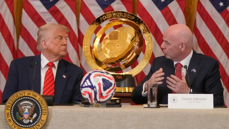 Gianni Infantino (r) verspricht eine großartige WM 2026. - © Mark Schiefelbein/AP/dpa