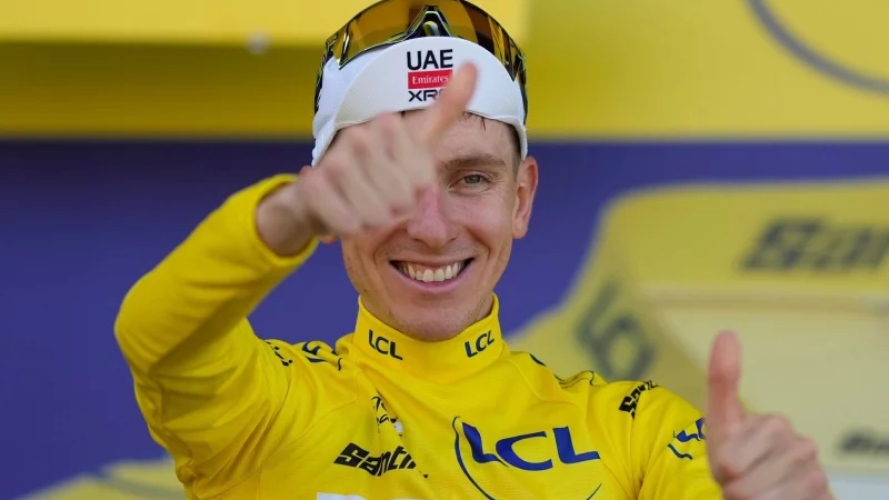 Tadej Pogacar führt weiter souverän das Gesamtklassement bei der Frankreich-Rundfahrt an. - © Mosa\\\'ab Elshamy/AP/dpa