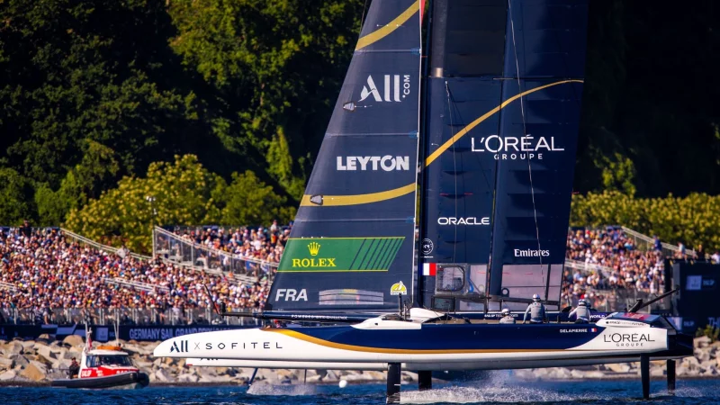 Sieger vor Sassnitz: Das franz&ouml;sische Sail-GP-Team. - &copy; Jens B&uuml;ttner/dpa