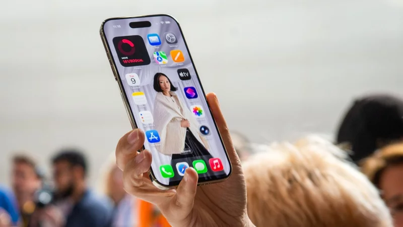 Das - mal abgesehen vom Kamerabuckel - bisher d&uuml;nnste iPhone - das iPhone Air. Und taugt das was? - &copy; Andrej Sokolow/dpa/dpa-tmn