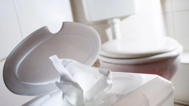 Speisereste, Medikamente oder Feuchttücher landen laut einer Umfrage zu häufig doch im Abfluss. - © Franziska Gabbert/dpa-tmn