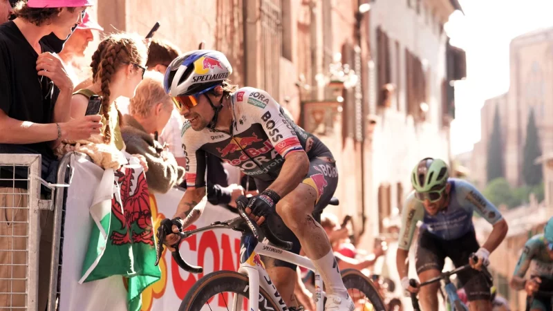 Primo Rogli? k&auml;mpft beim Giro um den Anschluss. - &copy; Massimo Paolone/undefined/LaPresse/AP/dpa